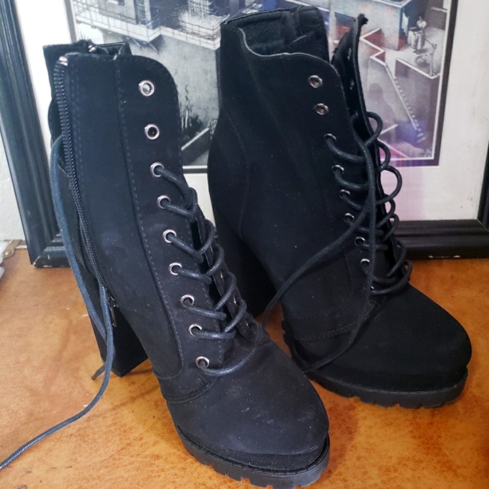 Wild Diva Womens Lace-Up Lug Sole Chunky Block Heel Platform Combat Ankle Bootie